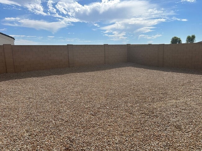 Building Photo - 4 Bedroom Home