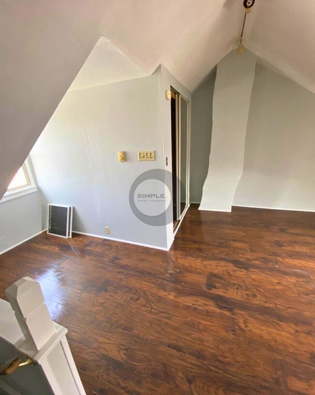 Building Photo - Three Bedroom two-bathroom house with off-...