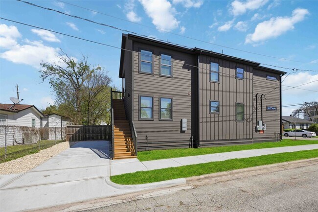Building Photo - 801 E 32nd 1/2 St