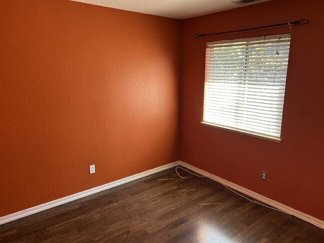 Building Photo - Beautiful East Petaluma 3 Bedroom, 2.5 Bath Home