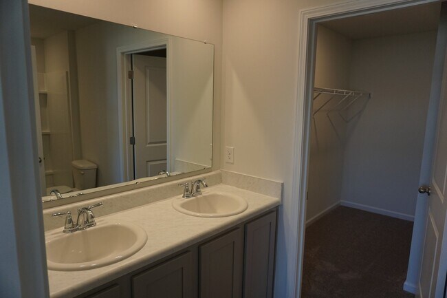 Building Photo - 602 Draymore Dr NE