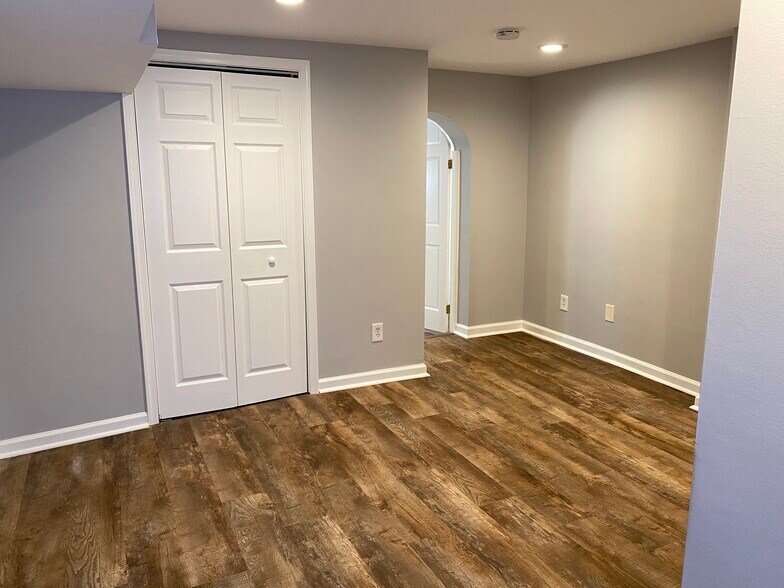 Building Photo - 565 pennington ave