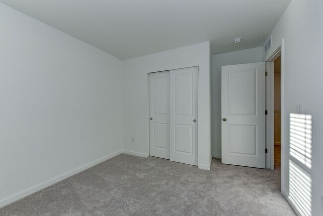 Building Photo - Beautiful 4 bed, 3 bath Townhome with 2 car garage ready for move in!