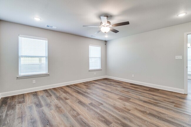 Building Photo - 2816 Clover Dr