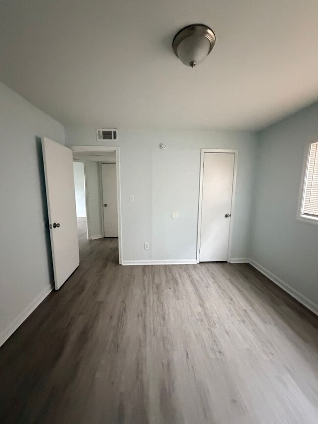 Building Photo - Dodson Courtyard - NOW LEASING - 1 & 2 Bedrooms