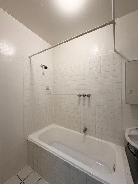 Building Photo - 1825 Ivar Ave