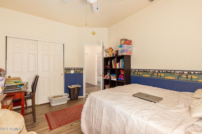 Building Photo - 542 S Cholla St
