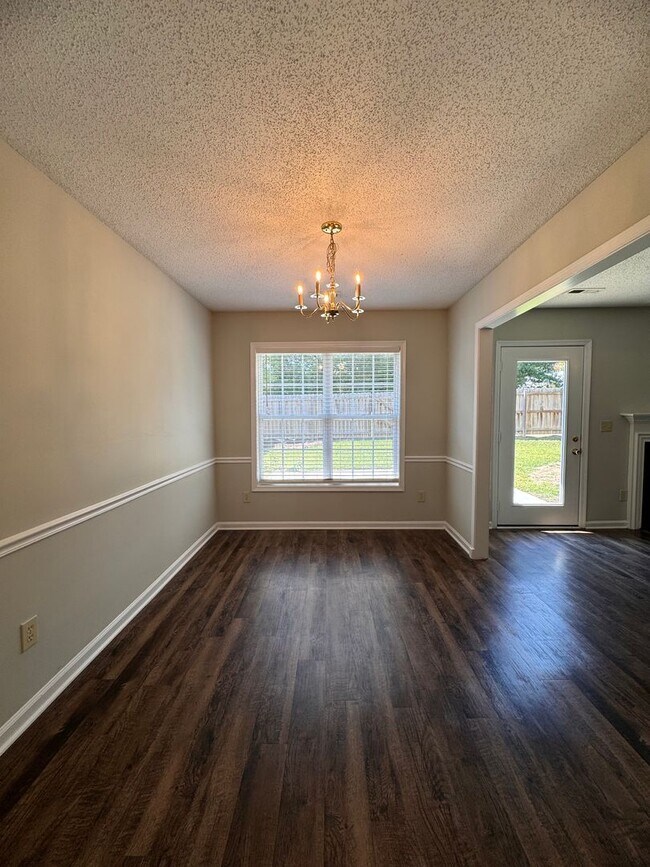 Building Photo - 3BR 2BA One Story Home with Garage