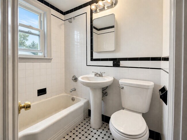Building Photo - 121 Thorndike St