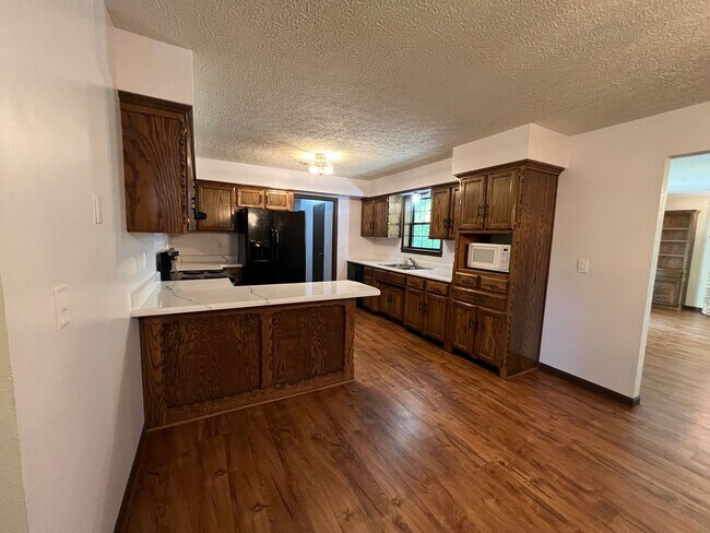 Building Photo - Single Family Home Close to FLW