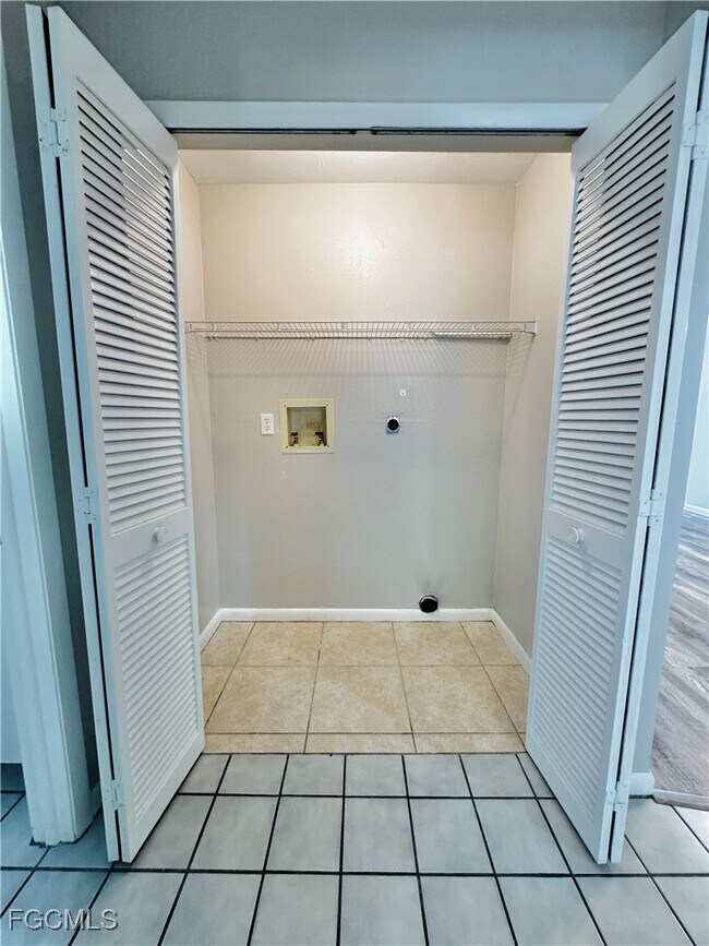 Building Photo - 706 SE 13th Ct