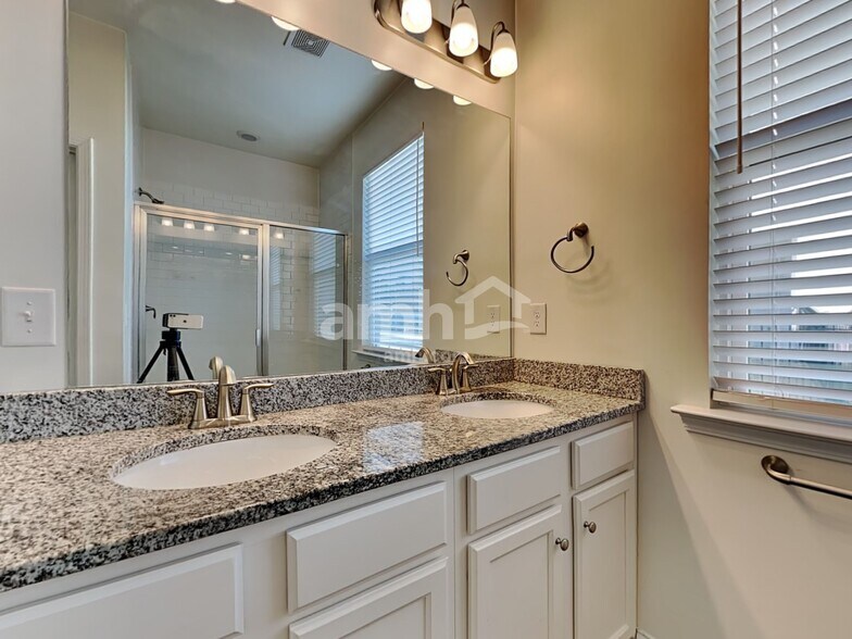 Building Photo - 713 Cyprus Ave