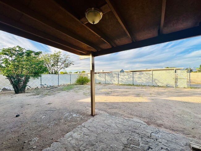 Building Photo - 2 Bedroom Renovate House! Large Yard and C...