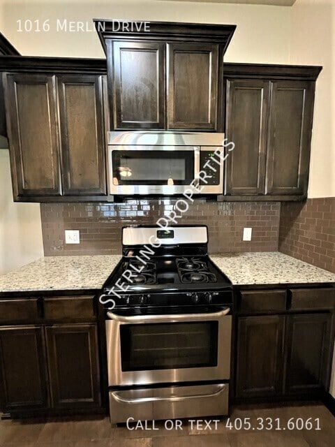 Building Photo - 1016 Merlin Dr