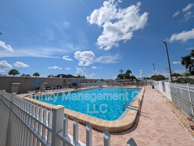 Building Photo - 207 Dolphin Dr N