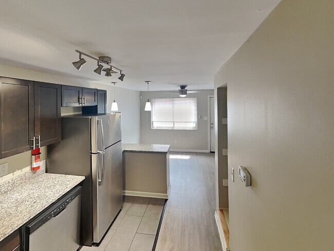 Building Photo - Lantern Square Apartments-B5