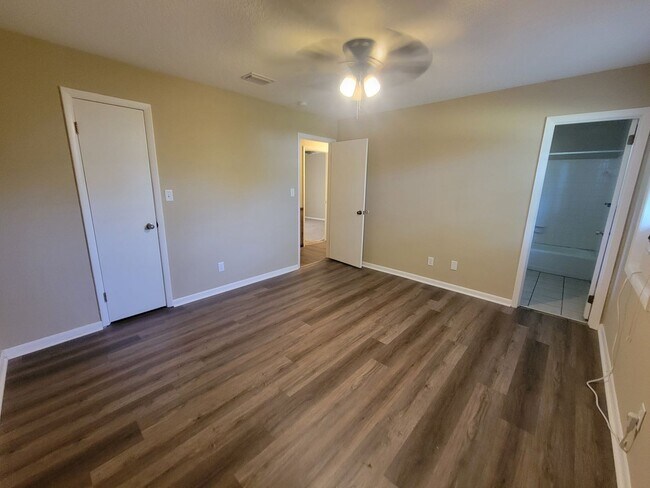 Building Photo - Home conveniently located