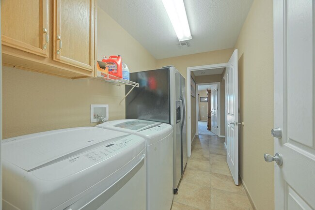 Building Photo - 2121 Desert Lakes Dr