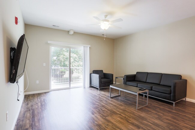 Building Photo - 509 S Elm