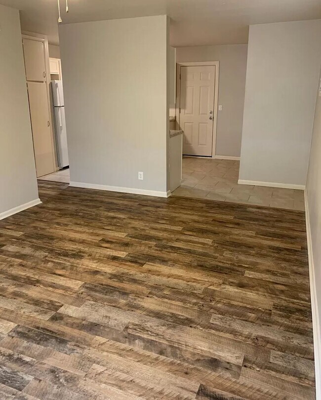 Building Photo - 3355 S Glenn Ave