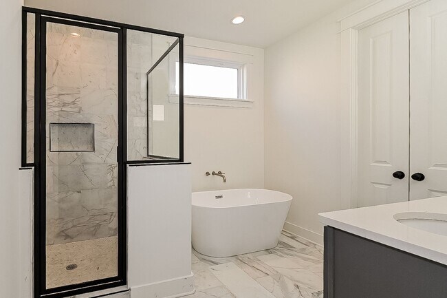 Building Photo - Beautiful Home For Rent near the Universit...