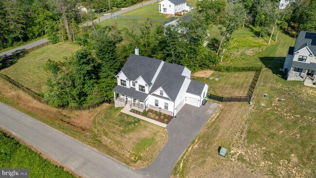 Building Photo - 15 Grove Ln