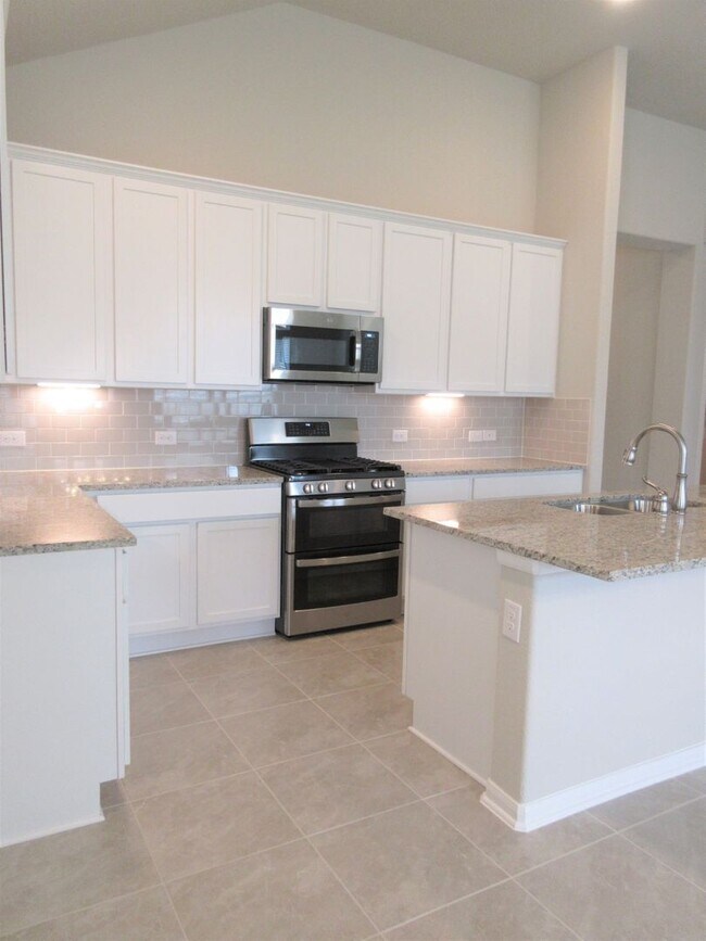 Building Photo - 4-Bedroom Home in Oak Creek - Highly Sough...