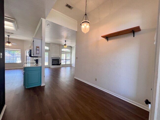 Building Photo - Gorgeous Craftsman home in well establishe...