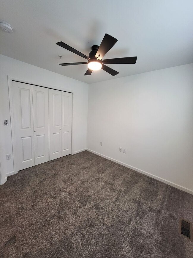 Building Photo - Spacious Modern 3 Bedroom Townhome in Annv...