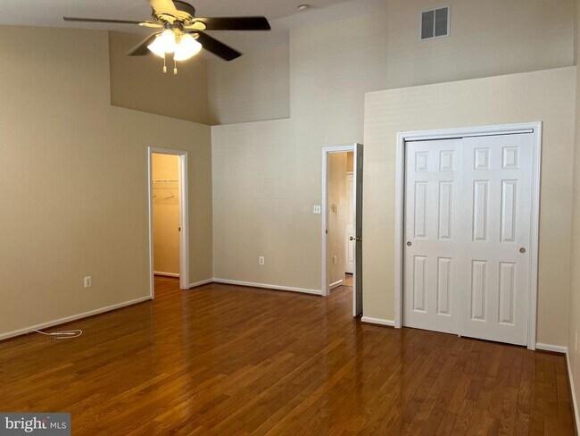 Building Photo - 8818 Royal Doulton Ln