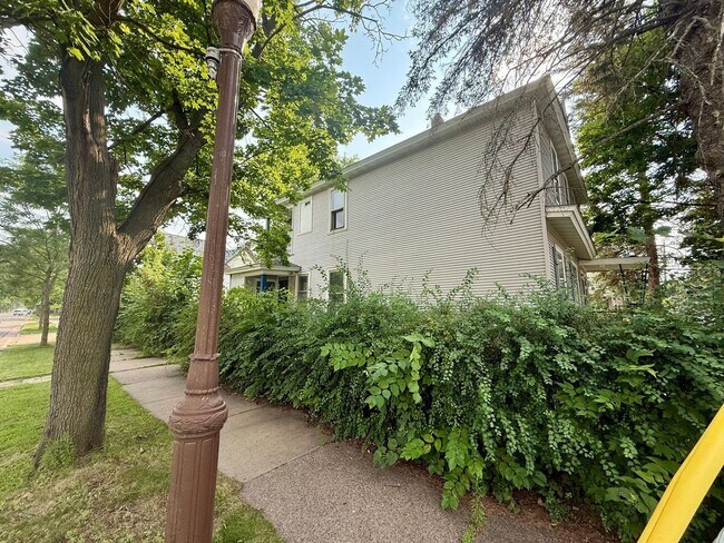 Building Photo - 709 Henrietta St