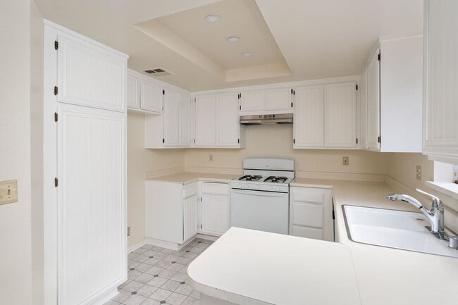 Building Photo - ADORABLE 3+2 CORNER UNIT & 2-CAR GARAGE!