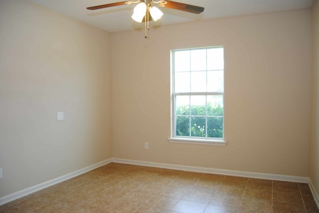 Building Photo - On the Pond in Timber Creek!