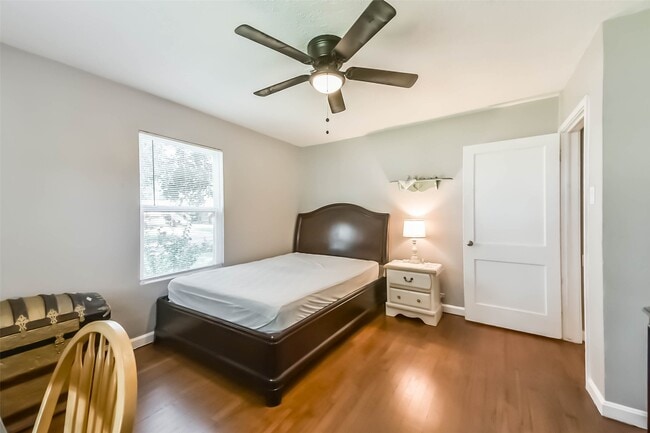 Building Photo - 1102 W Hart Ave