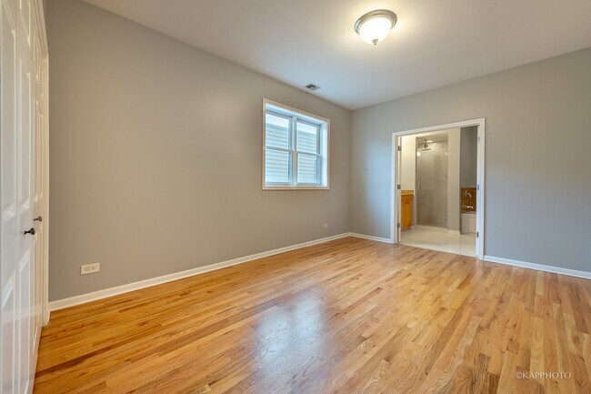 Building Photo - 633 E Bowen Ave