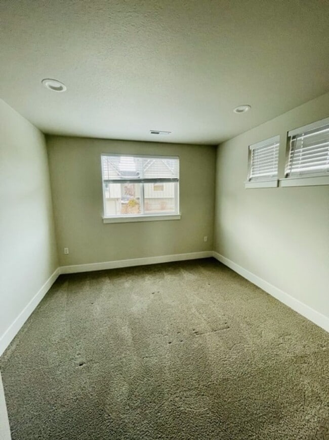 Building Photo - 1718 NE Lotus Dr