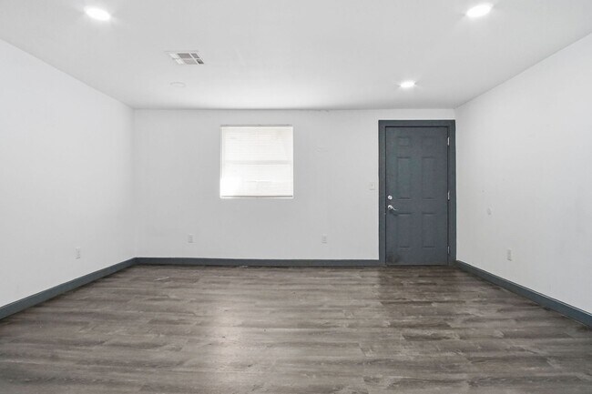 Building Photo - Convenient Location 1 bed 1 bath apartment - HVAC