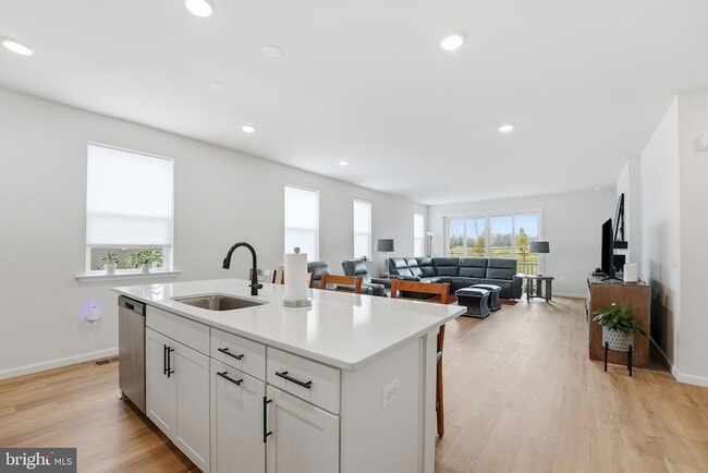 Building Photo - 615 Clover Ln