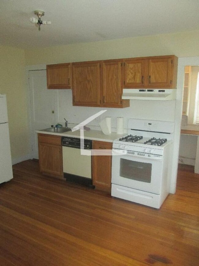 Building Photo - 9/1 No Fee! Spacious 3BR near Oak Sq, BC, w/d in unit!