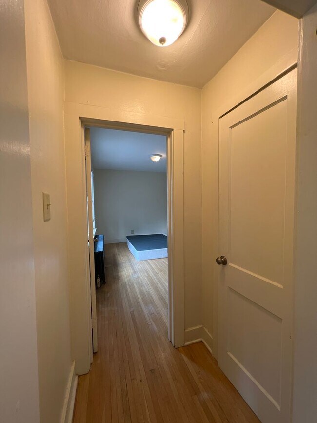 Building Photo - Two Bedroom apartment near engineering and...