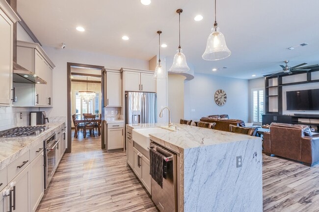 Building Photo - Stunning 5Bed/4.5 Bath home located in a prestigious guard gated community in Summerlin