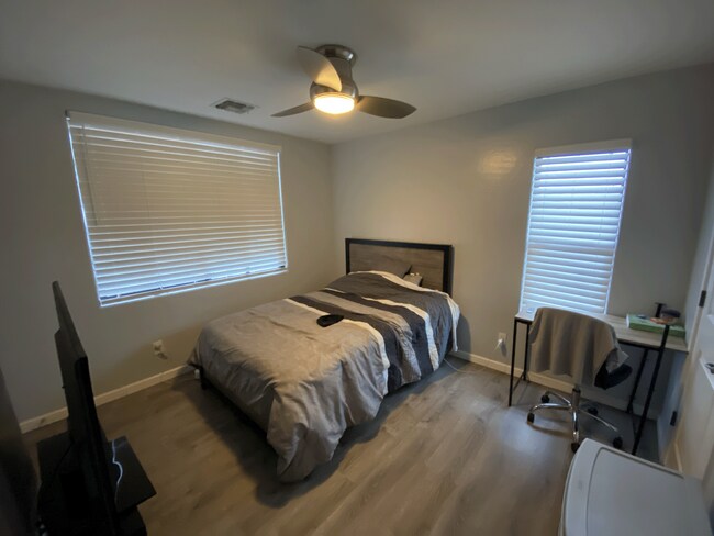 Building Photo - 330 S Farmer Ave