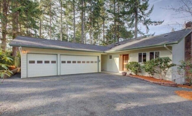 Building Photo - 880 E Country Club Drive East