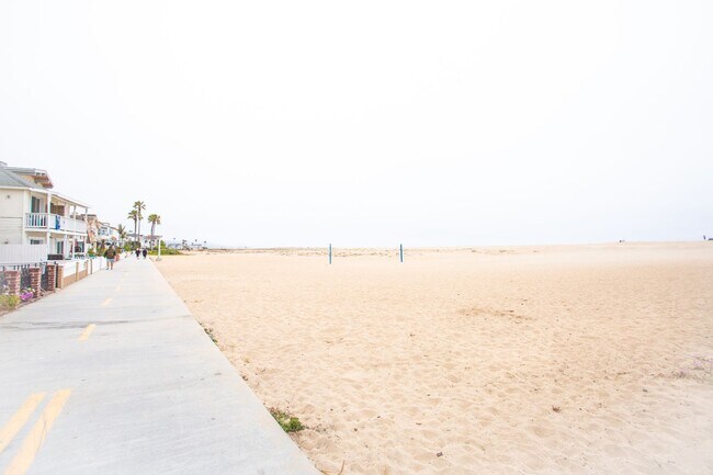 Building Photo - 915 E Balboa Blvd