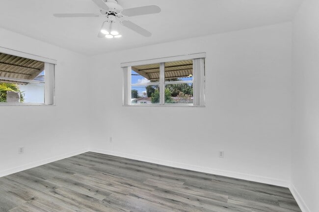 Building Photo - Beautiful house on the water with a pool