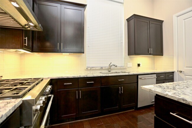 Building Photo - 4009 Lillian St