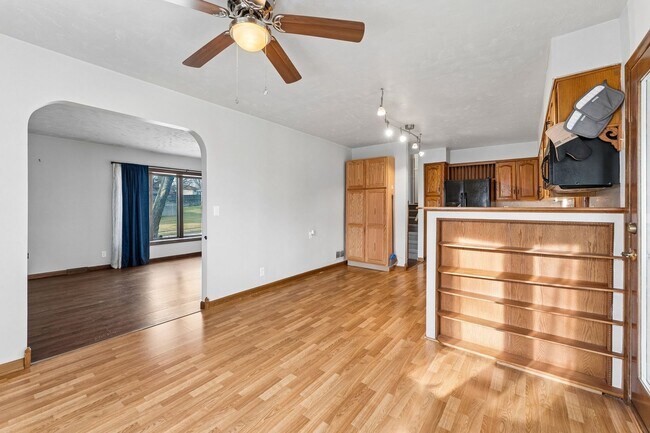 Building Photo - Sun Room!