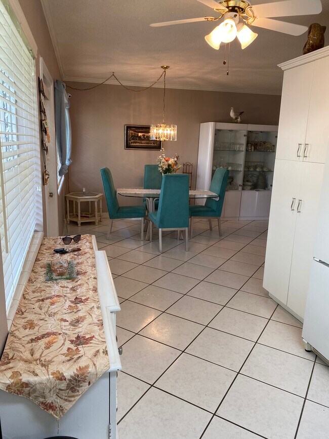 Building Photo - 2121 NE 42nd Ct