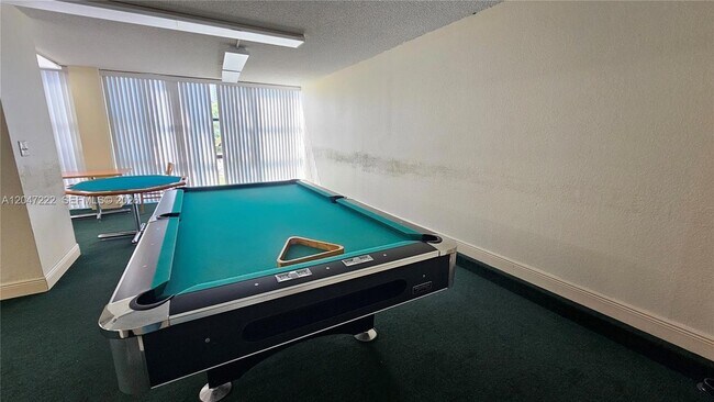 Building Photo - 800 Parkview Dr