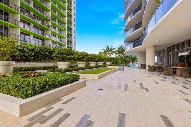 Building Photo - 488 NE 18th St